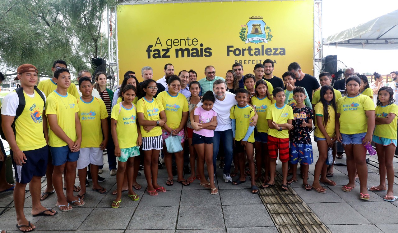 grupo de pessoas posa para a foto